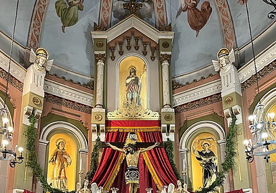 Altar que han preparado en la iglesia de San Isidro para celebrar un triduo extraordinario en honor al Santísimo Cristo de la Fe.