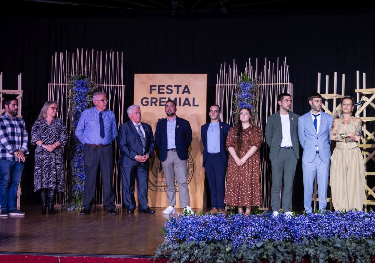 Imagen principal - Directiva del gremio de artistas, y público asistente al acto del gremio de artistas.