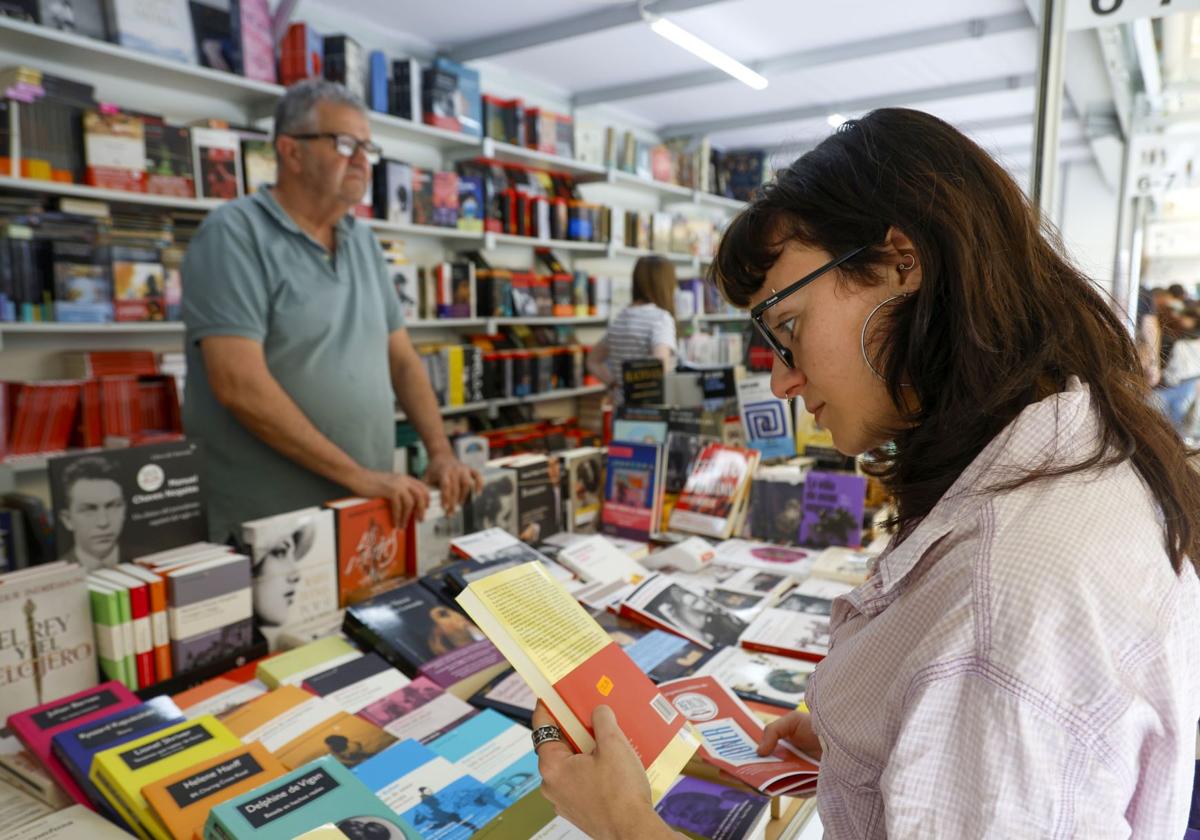 De Theodor Kallifatides a Blue Jeans: Los autores que firman el 3 de mayo en la Feria del Libro de Valencia