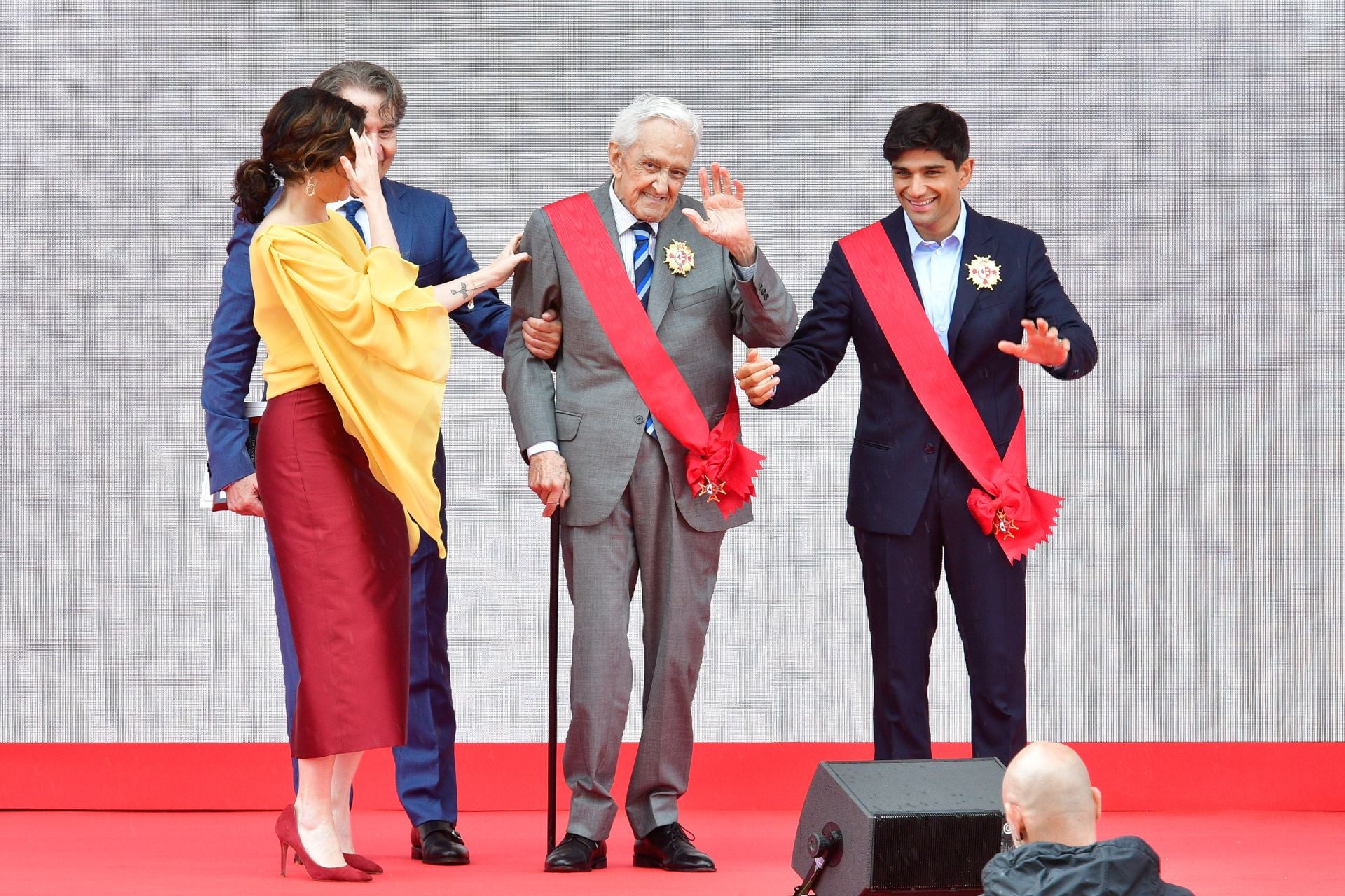 El look de Ayuso para celebrar el Dos de Mayo inspirado en la bandera de España