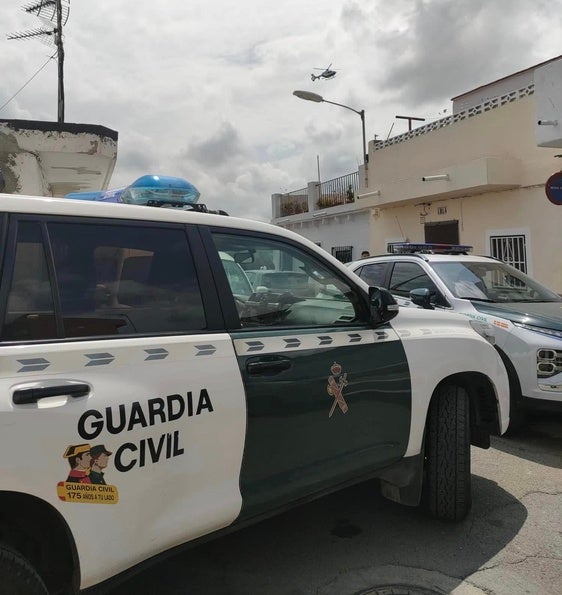 Vehículos de la Guardia Civil en Alberic.