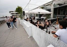 Una terraza de un restaurante en la Marina, en una imagen de archivo.