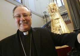 Monseñor Escudero junto a la Virgen de los Desamparados.