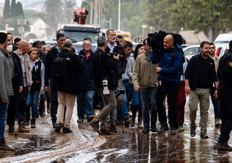 Comitiva de autoridades durante su visita a Paiporta tras la dana.