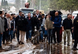 Comitiva de autoridades durante su visita a Paiporta tras la dana.