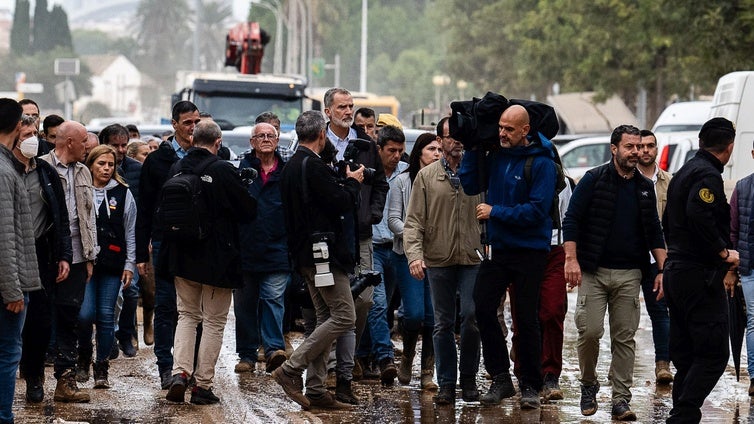 Comitiva de autoridades durante su visita a Paiporta tras la dana.