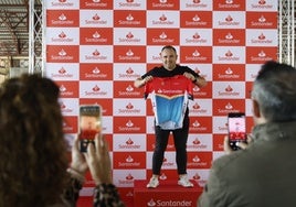 Uno de los participantes posando con el maillot de la prueba.