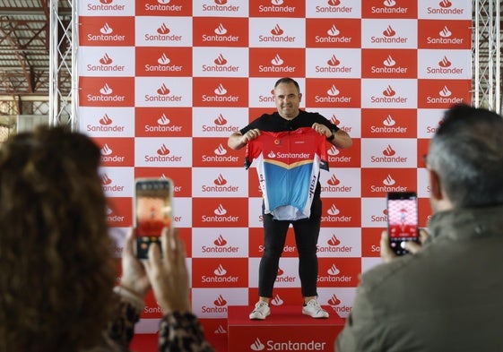 Uno de los participantes posando con el maillot de la prueba.