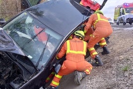 Bomberos en la excarcelación de los ocupantes de un vehículo, en una imagen de archivo.