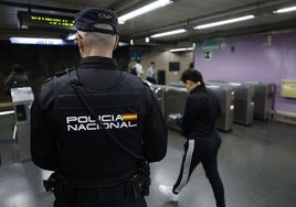 Un policía durante el apagón del pasado lunes.