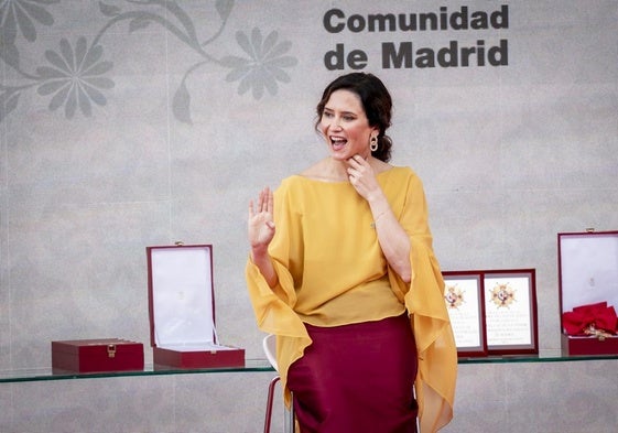El look de Ayuso para celebrar el Dos de Mayo inspirado en la bandera de España