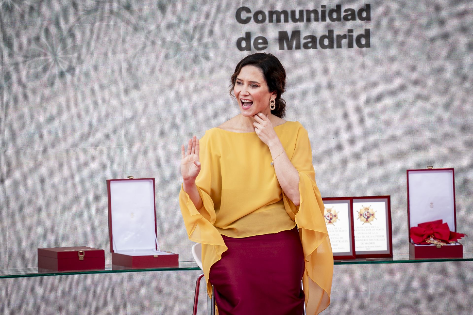 El look de Ayuso para celebrar el Dos de Mayo inspirado en la bandera de España