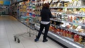 Una reponedora coloca productos en un supermercado, imagen de archivo.