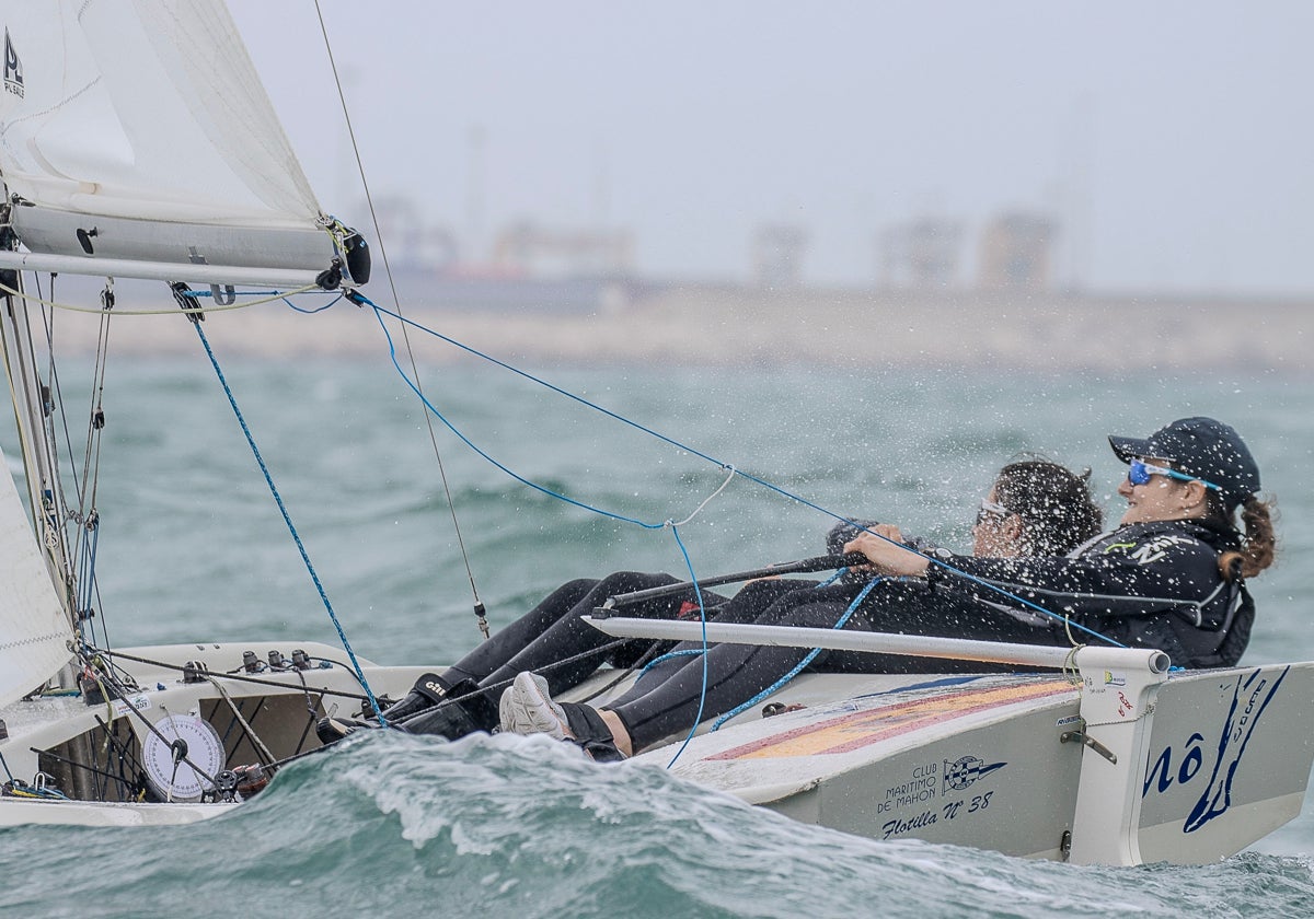 El fuerte viento deja a la flota femenina sin poder navegar en la primera jornada del Campeonato de España de Snipe