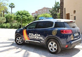 Un vehículo de la Policía Nacional en Torrent.