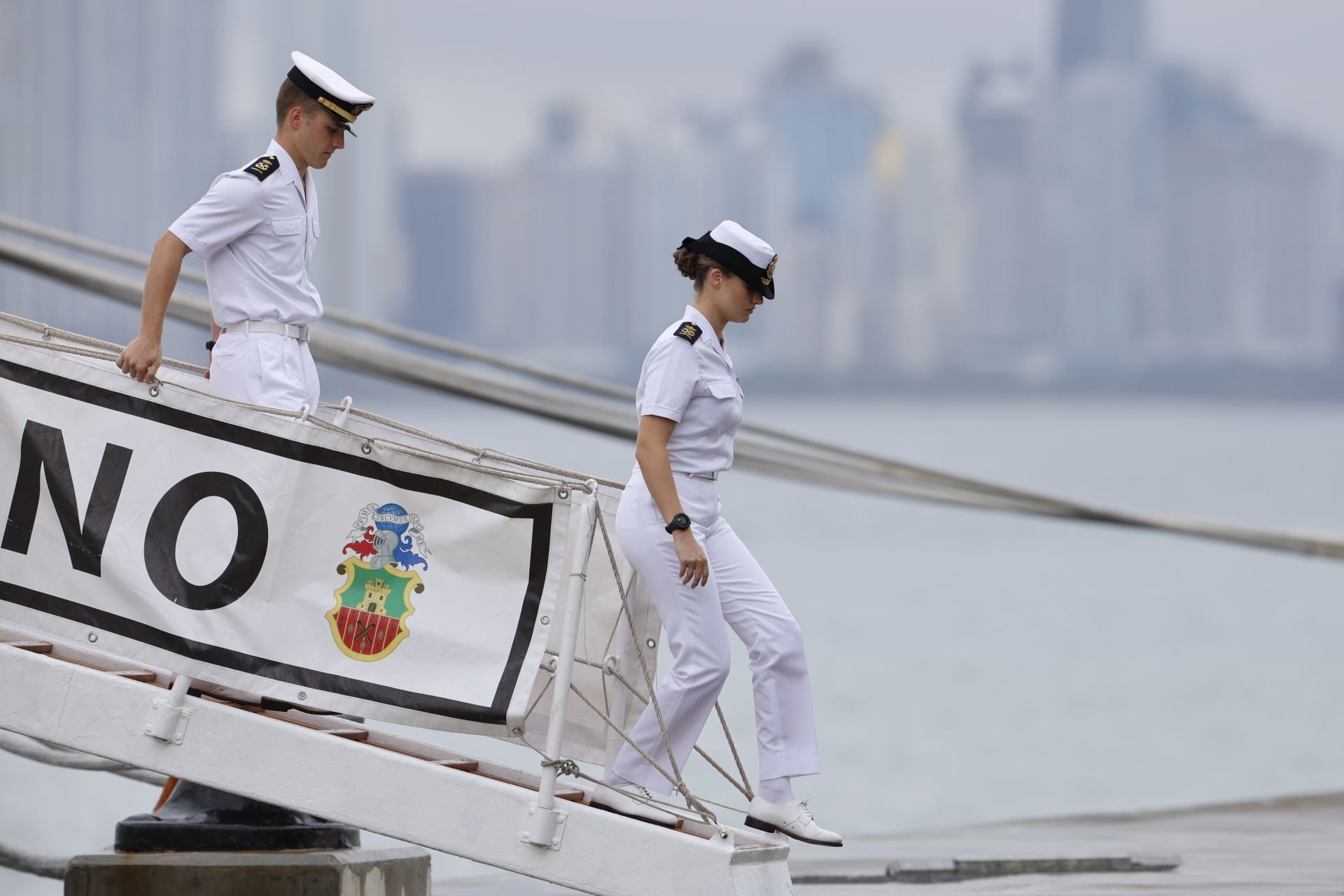 FOTOS | El emocionante reencuentro de Letizia y Leonor en Panamá