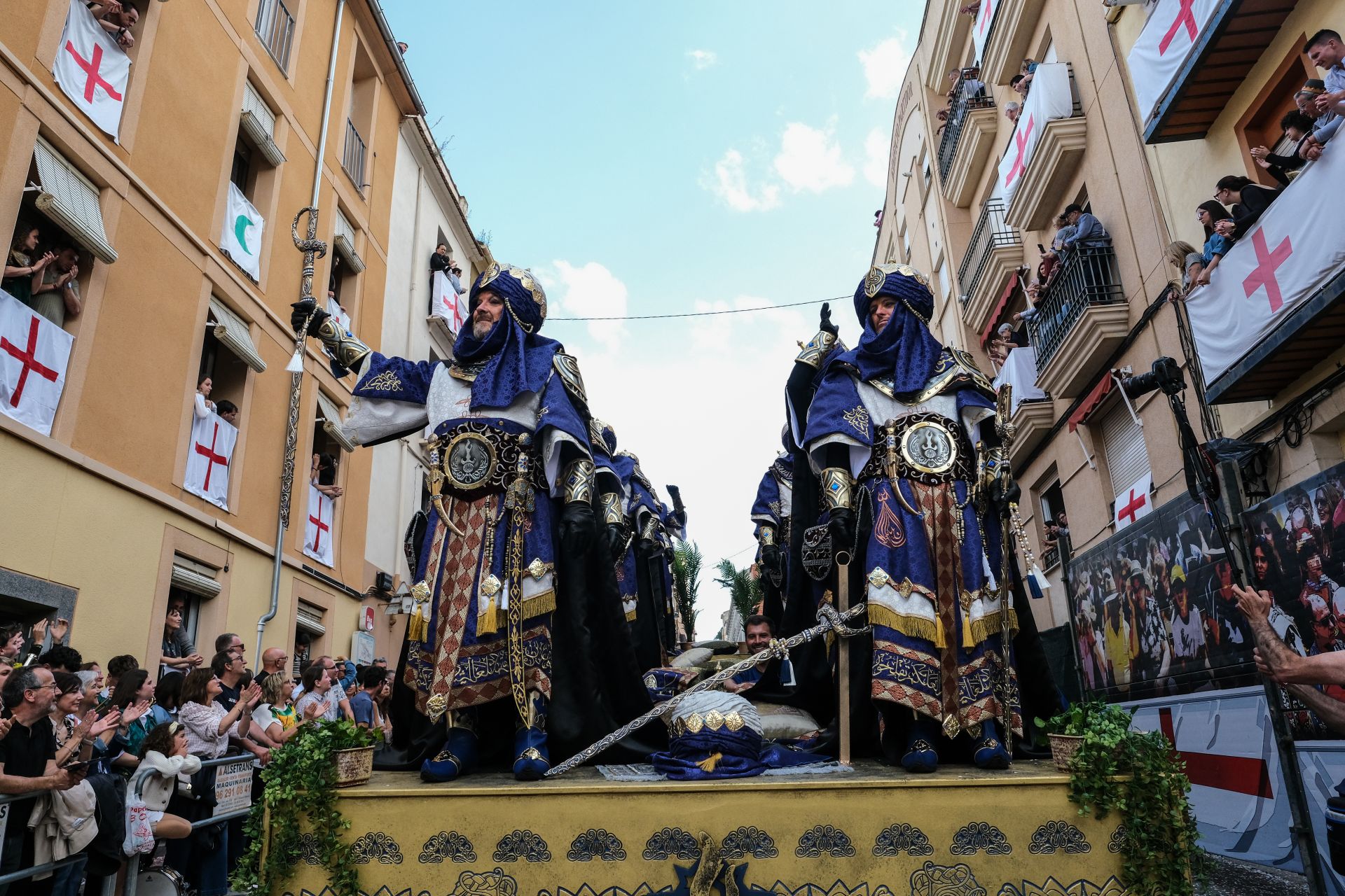 FOTOS | La fiesta de Moros y Cristianos llena el centro de Alcoy