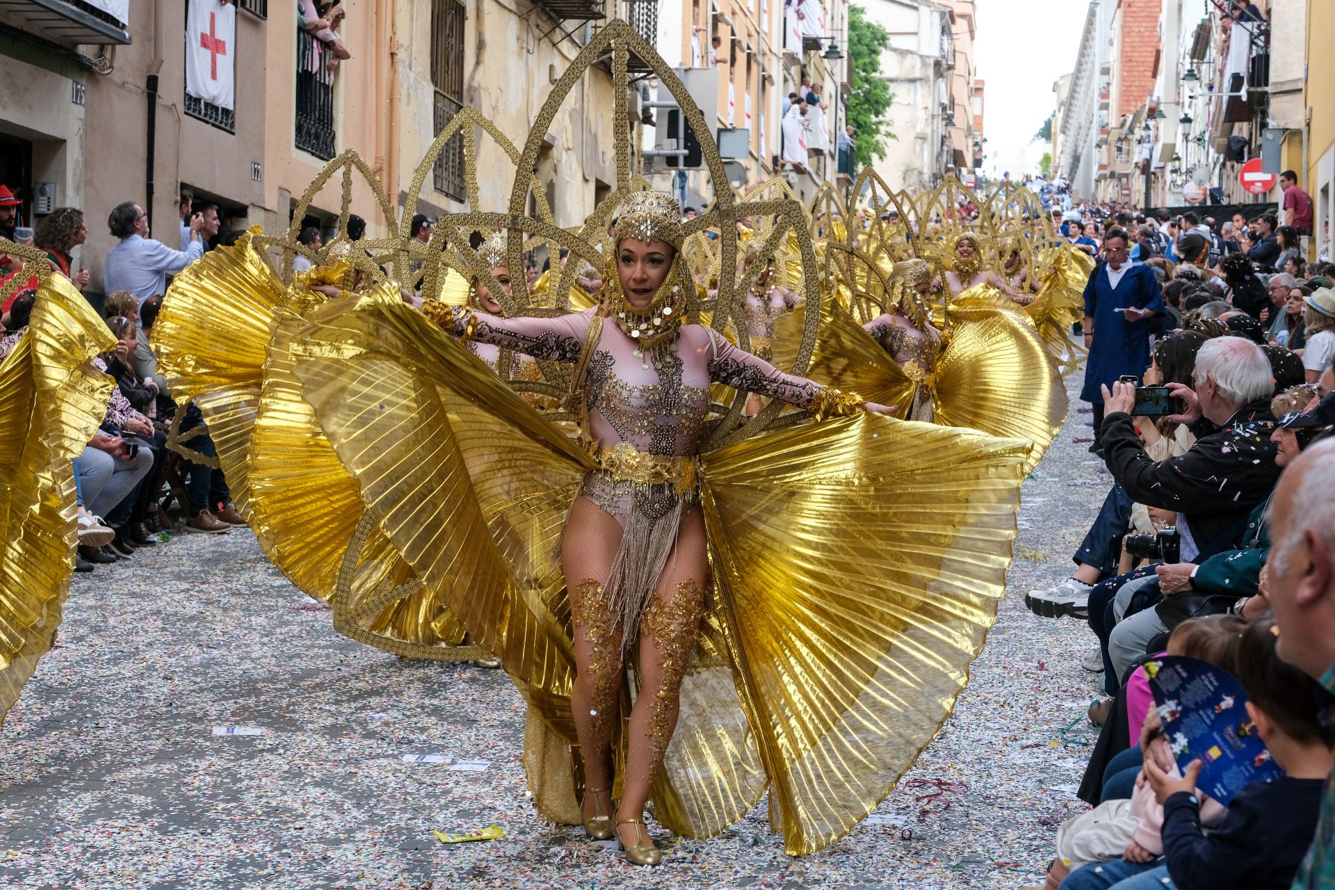 FOTOS | La fiesta de Moros y Cristianos llena el centro de Alcoy