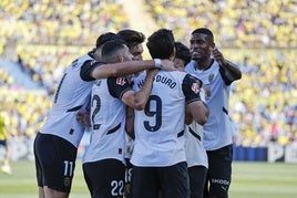 Rafa Mir, a la izquierda, celebrando uno de los goles con sus compañeros del Valencia.