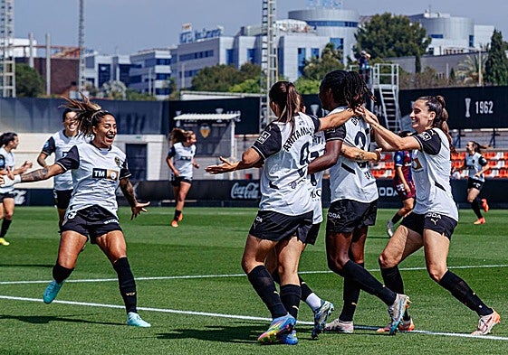 Las jugadoras del Valencia Femenino, celebrando uno de los goles ante el Eibar.