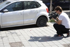 Un cámara graba restos de sangre en el escenario del crimen en Nazaret
