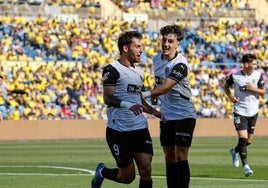 Hugo Duro celebra su gol junto a Diego López.