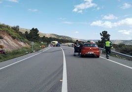 El conductor del vehículo implicado es atendido por los servicios médicos.