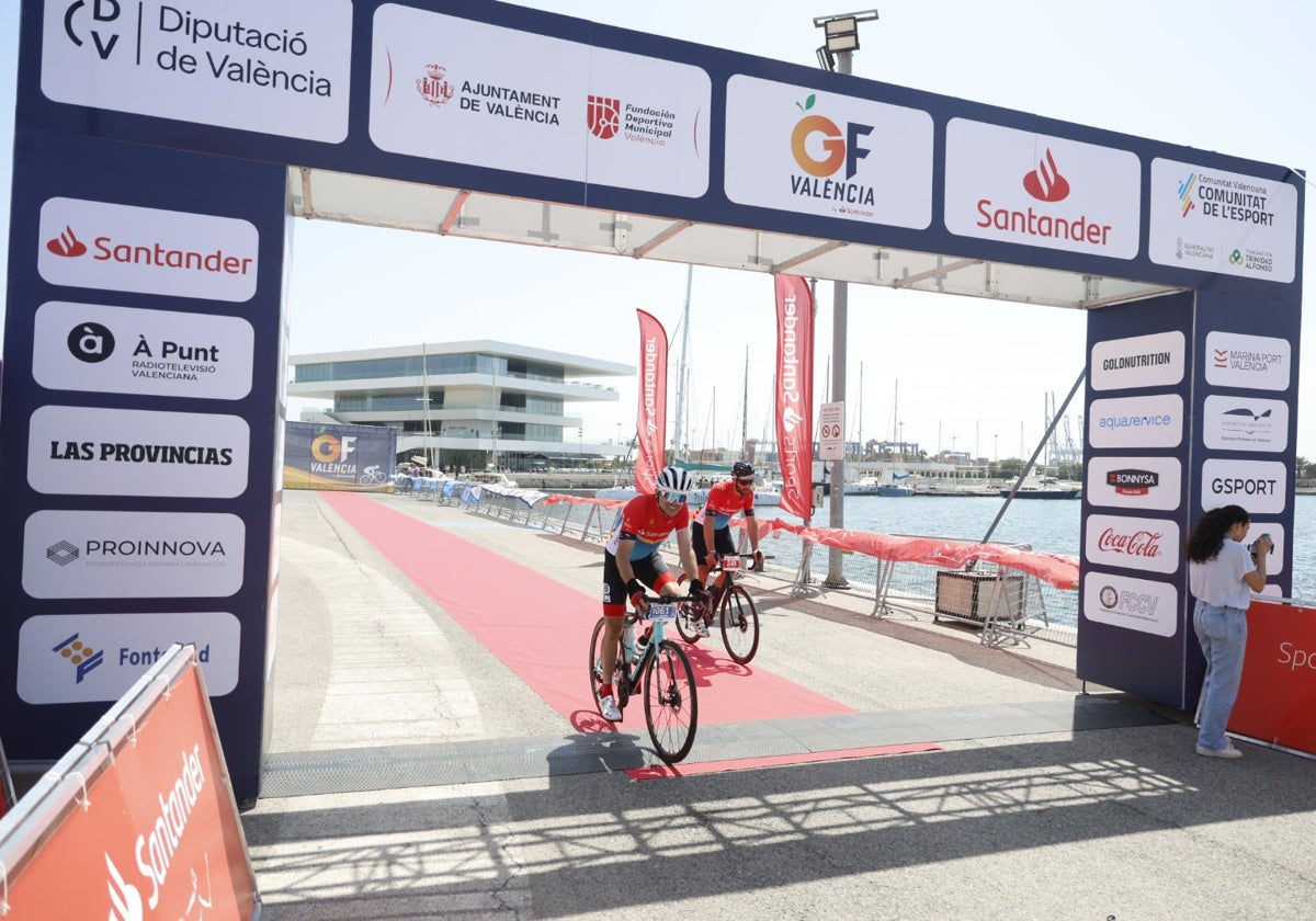 Dos de los participantes alcanzan la meta en la Marina de Valencia.