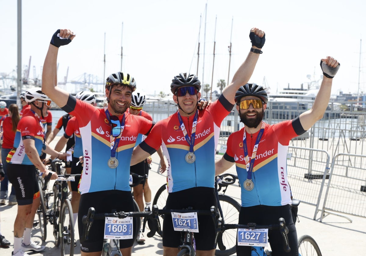Imagen principal - Miles de ciclistas toman la Marina de Valencia en el Gran Fondo más solidario frente a la dana