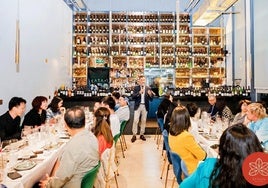 Félix Martínez dirigiendo una cata en Pekín.