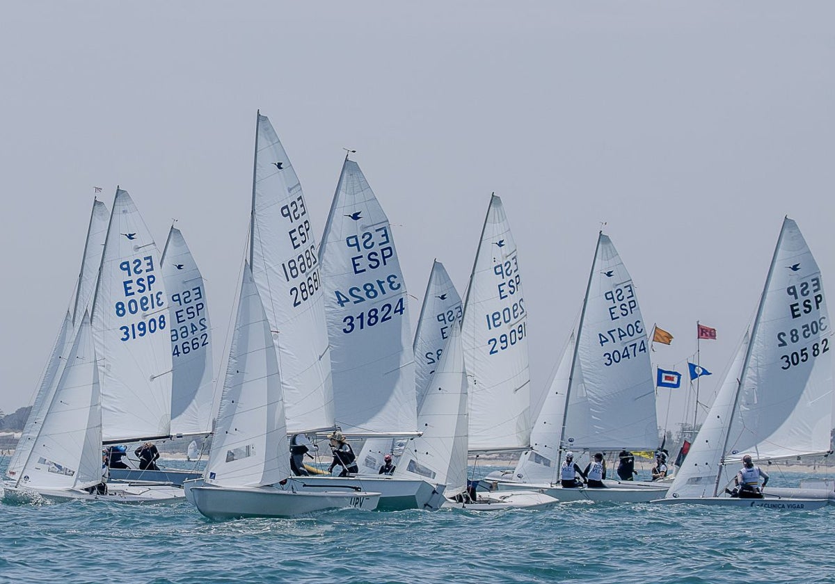 Sara Franceschi y Silvia Marcé ya mandan en el nacional de Snipe en Valencia