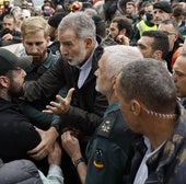 Sánchez se protege del lanzamiento de barro bajo un paraguas y rodeado de escoltas en su visita a Paiporta el 3 de noviembre.