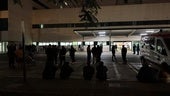 Imágenes de la puerta de urgencias del Hospital La Fe esta madrugada.