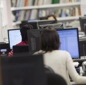 Trabajadores de una oficina en una imagen de archivo.
