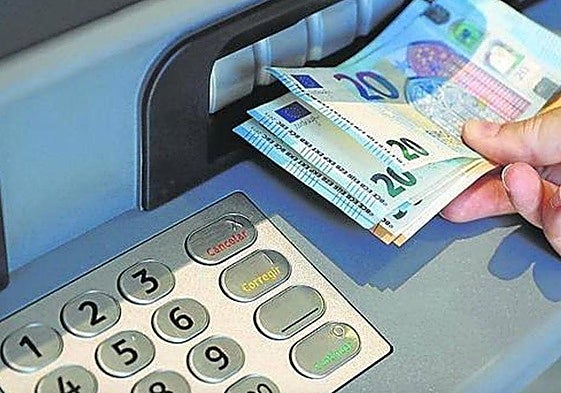 Retirada de dinero en un cajero automático.