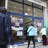 Una pareja de clientes en una administración de lotería.