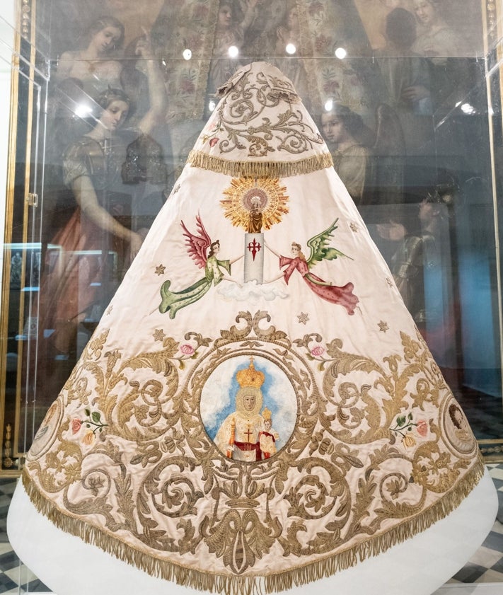 Imagen secundaria 2 - Detalle de la cartela interior del manto de solidaridad; detalles del manto de la riada regalado por las ciudades de Murcia y Zaragoza.
