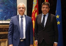 El president de la Generalitat, Carlos Mazó, con el alcalde de Utiel, Ricardo Gabaldón.