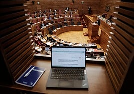 Vista del hemiciclo de Les Corts desde una de las cabinas de prensa.