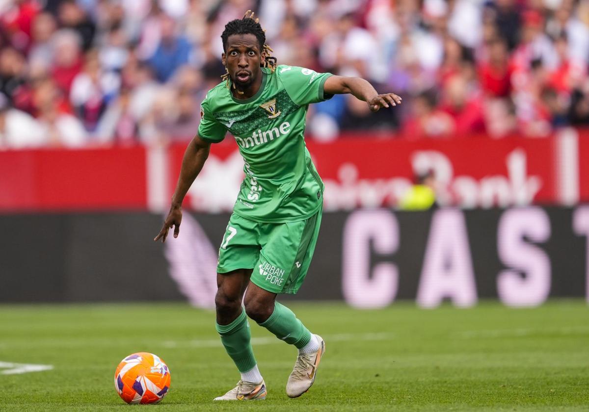 Yvan Neyou negocia con el Valencia y el Leganés le castiga con menos minutos