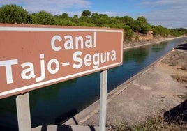 Trasvase Tajo-Segura en El Picazo, Cuenca, tras de su paso intermedio por el embalse de Alarcón.