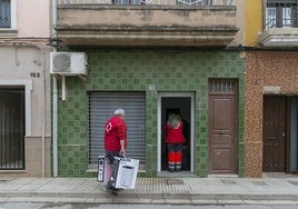 Entrega de electrodomésticos por parte de voluntarios de Cruz Roja.