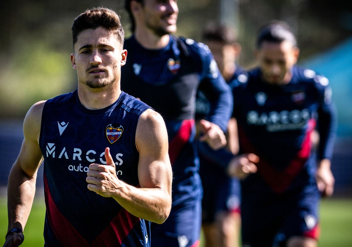 Dos bajas y una duda en el Levante para visitar el Martínez Valero