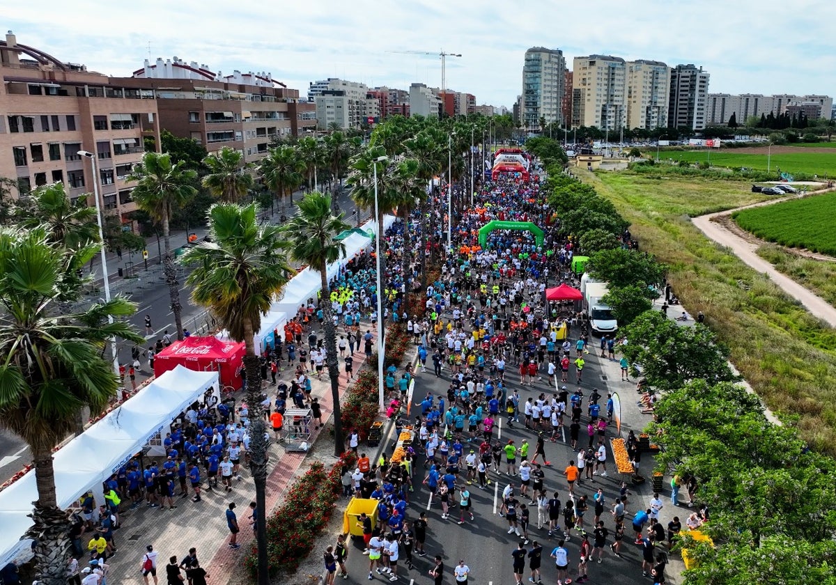 Numerosos participantes en la Carrera de las Empresas Valencia 2025 antes de empezar el trayecto.
