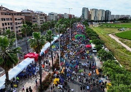 Numerosos participantes en la Carrera de las Empresas Valencia 2025 antes de empezar el trayecto.