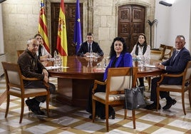 Mazón, Camarero y Merino, con el presidente de la patronal y los líderes de UGT y CCOO en octubre de 2024.