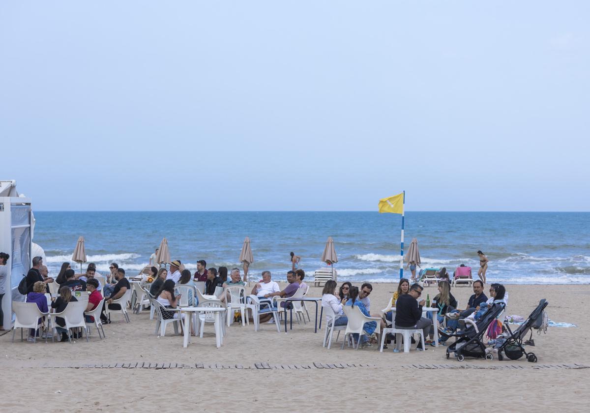 Visitantes en un chiringuito de Gandia.