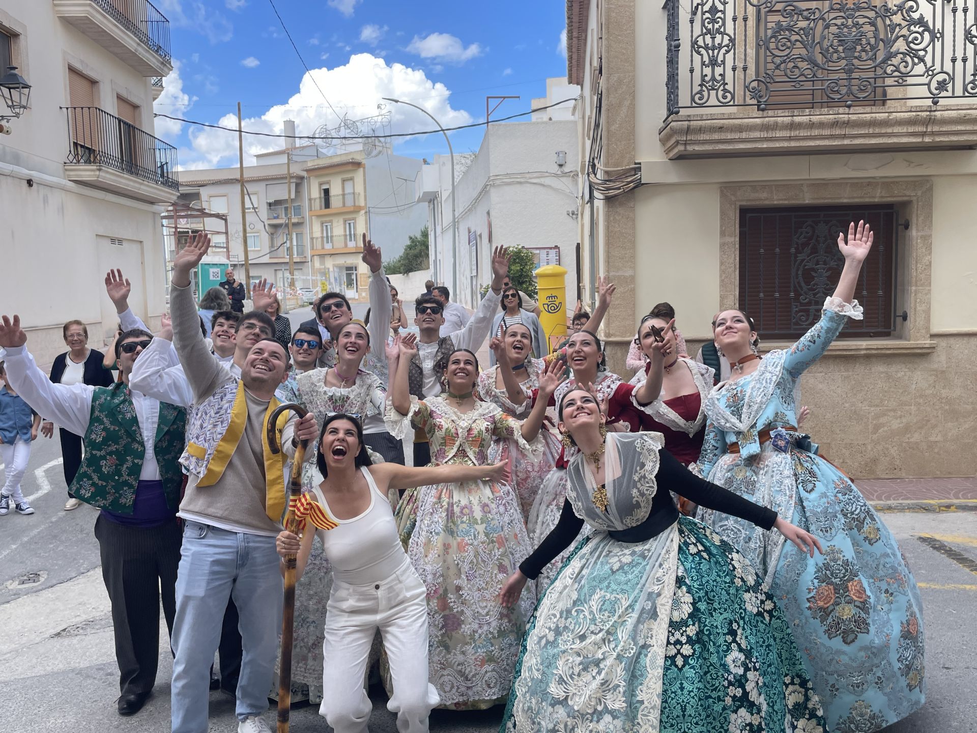 Los alcaldes San Pancracio de Benitatxell ordenan llevar cangrejeras y sombrero de paja con elementos locales