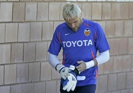 Cañizares, en un entrenamiento con el Valencia.