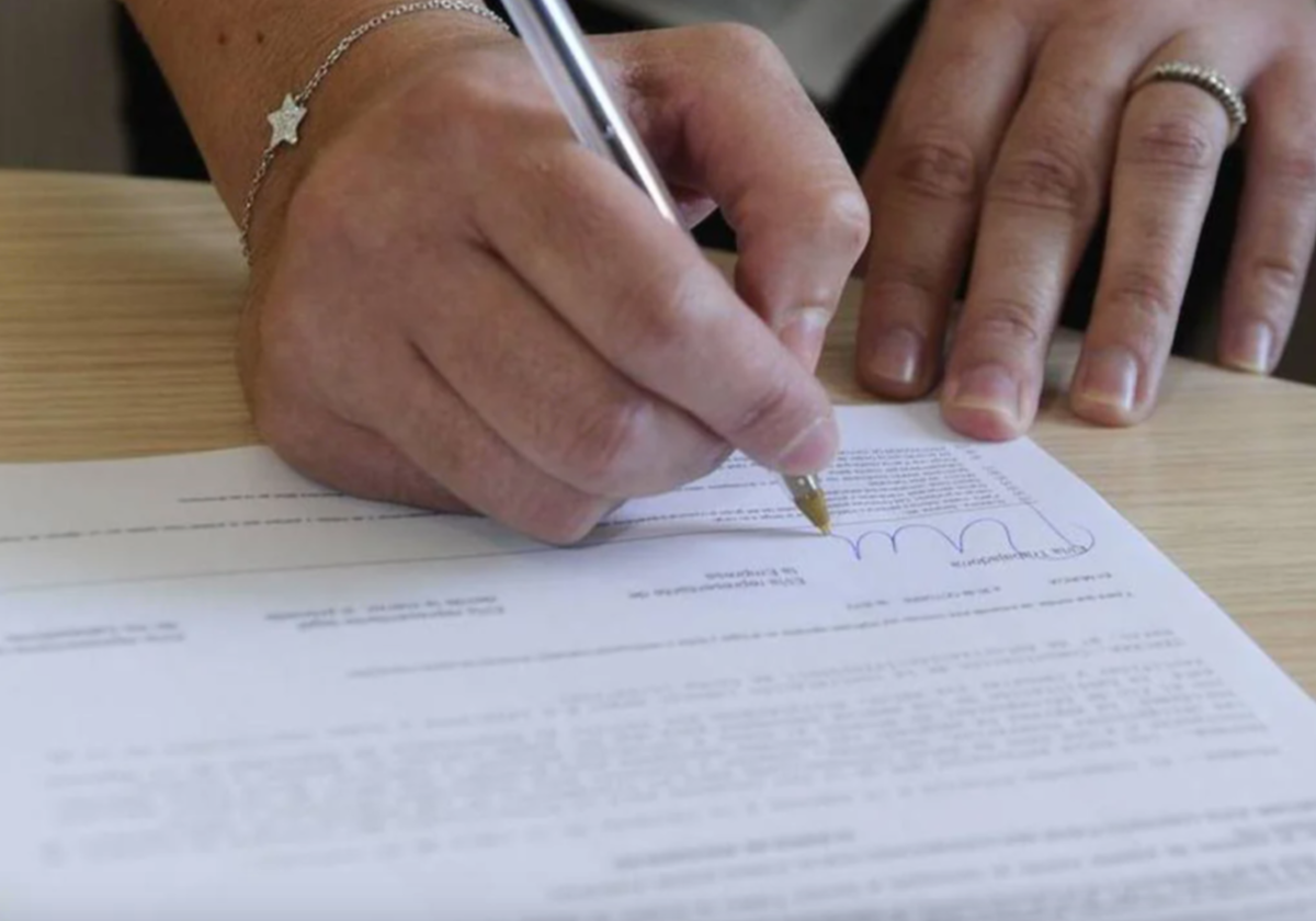 Una sentencia niega una indemnización a un trabajador que pasó de un contrato indefinido no fijo a uno fijo
